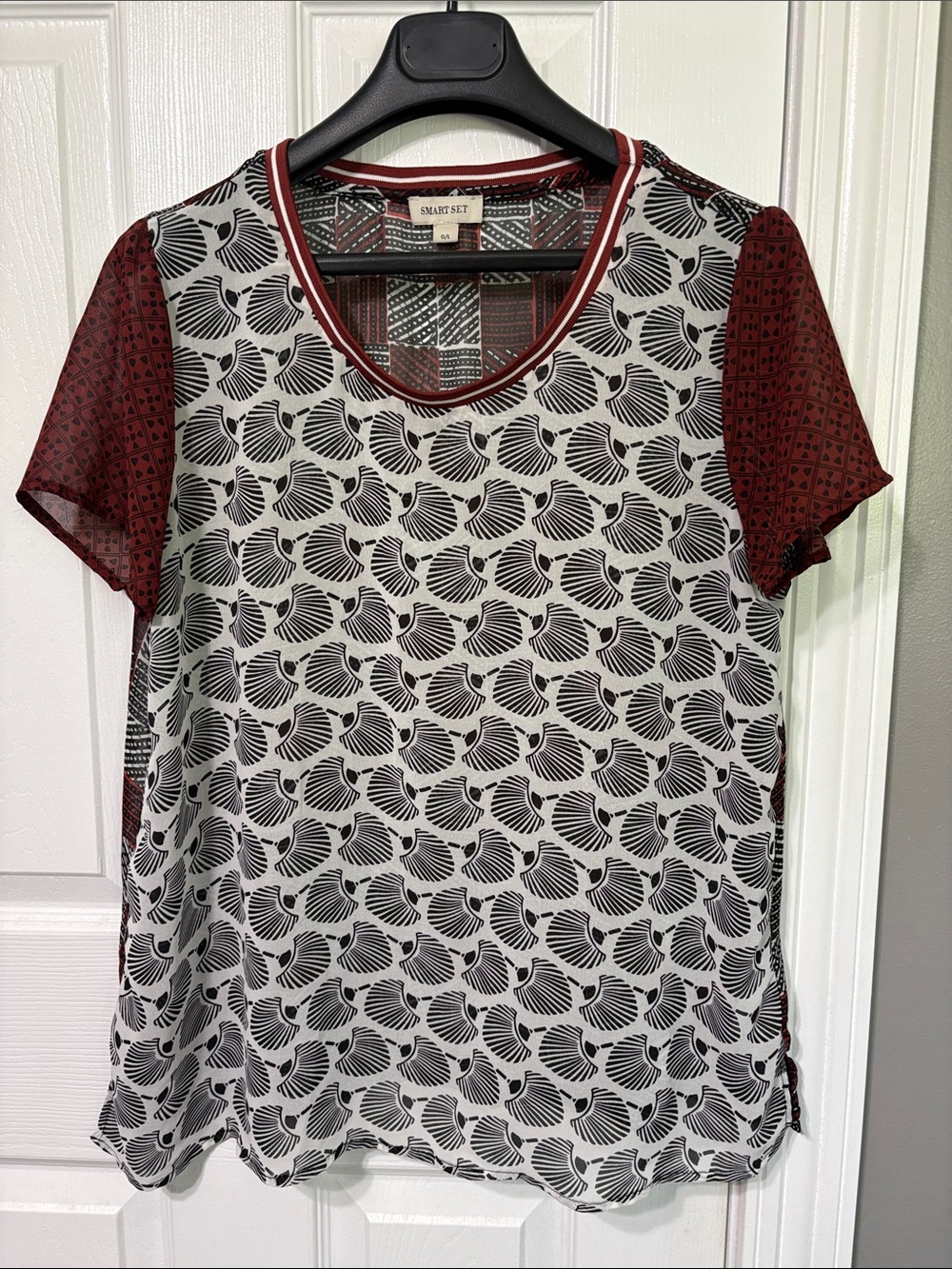 Smart Set Black & Burgundy Shell-Print Short Sleeve Tee